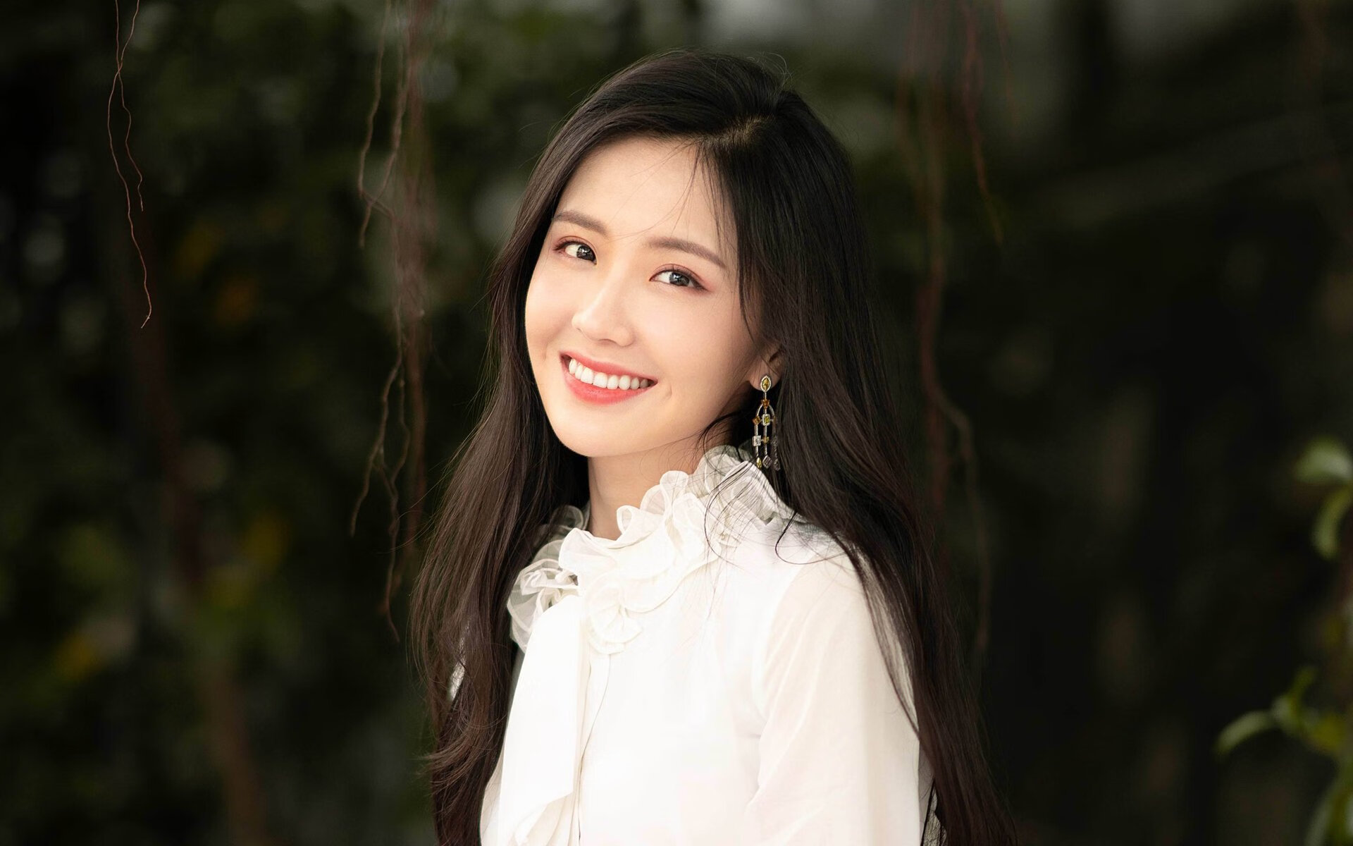 “简阳文体中心:羽毛球赛成为观众的新宠,选手技巧惊艳四座”